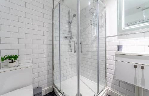 NEW! 2 bedroom Flat, Free Parking, PS5 and Netflix, ideal for professionals, relocators and families 1 minute to the centre and station - Foto 6