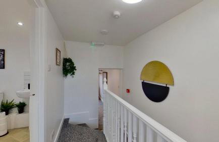 Chic Apartment with Sofa Bed & Netflix - Photo 3