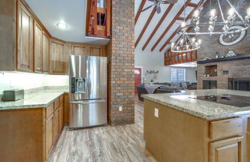 Fire Pit and Grill Spacious Forest Lakes Chalet - Foto 12