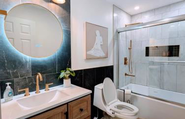 Custom Design Kitchen King Beds Laundry Large TVs - Foto 11