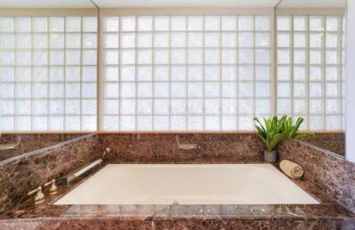 Luxury 2-Story Oceanfront Condo w/ Views & Pool - Foto 15