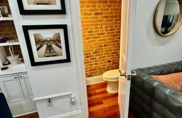 Classy Victorian Brownstone Subway Shopping - Photo 9