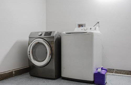 Entire Private Home with 3 Bedrooms 2 Bathrooms, Hot Tub, Garage, King Bed, Available Now - Foto 25