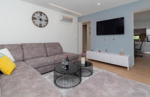 Gorgeous Home In Smokovic - Photo 3
