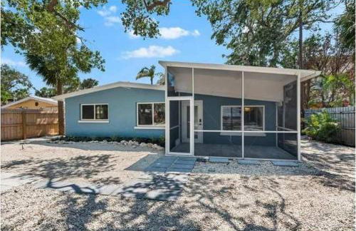 Blue Lagoon Hideaway 3BR Coastal Chic Retreat - Photo 71