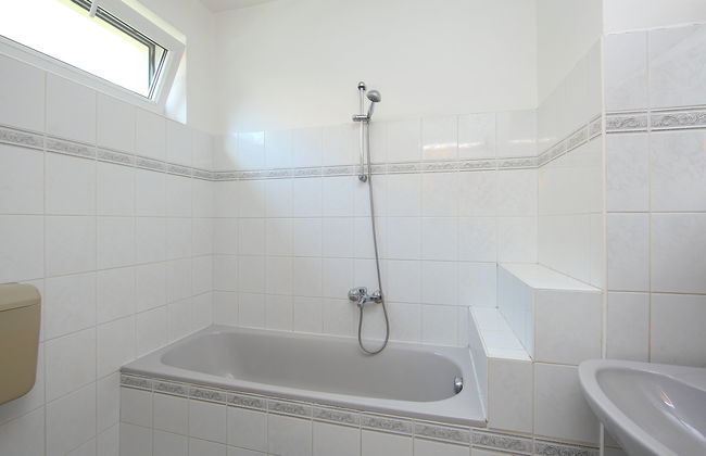 7 bedroom House in Balatonszárszó with garden and terrace - Photo 11