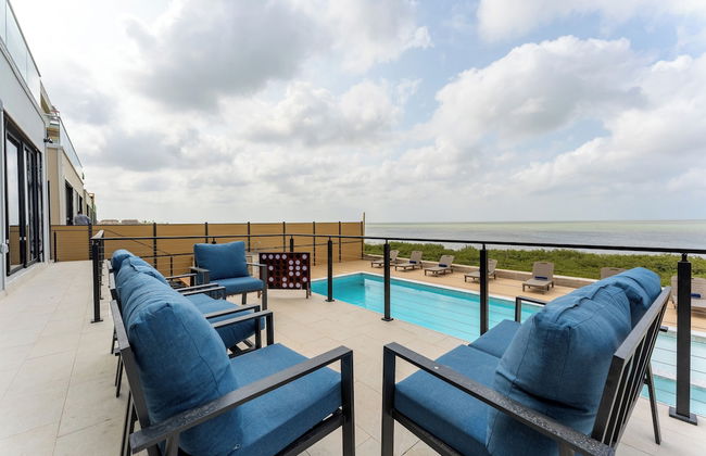 Spacious Bay - Photo 1