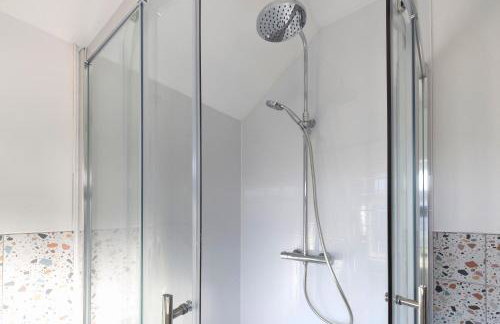 Charming 3 Bed Home in Churchdown with Hot Tub - Foto 21