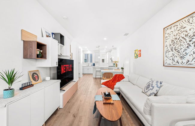 Chic Modern Retreat With Stunning Views 1360 Sqft - Photo 24