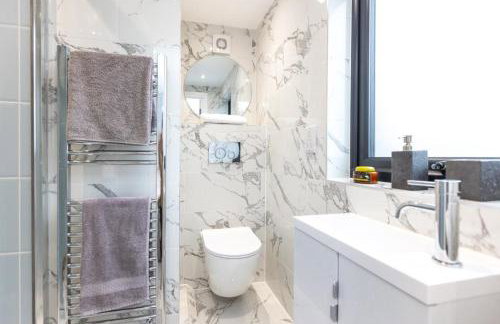 New, modern 4 bed, 3 bath house ,free parking - Foto 22