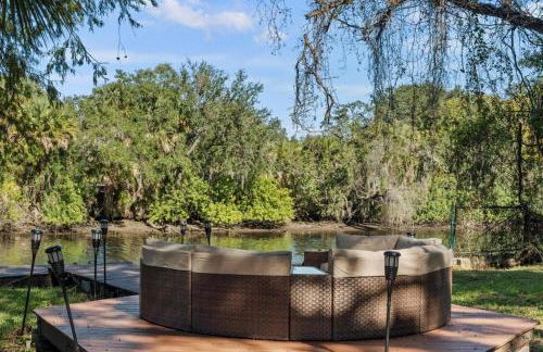 Hideout on the Hillsborough is a Gorgeous Renovated 3BR Pet Friendly Home on the Hillsborough River located in the North End of Seminole Heights - Foto 50