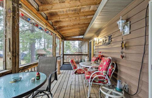 Lakefront Family Getaway with Private Deck and Dock! - Foto 21