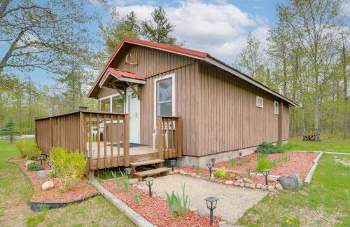 Cozy Onaway Vacation Rental with Deck and Fire Pit! - Foto 1