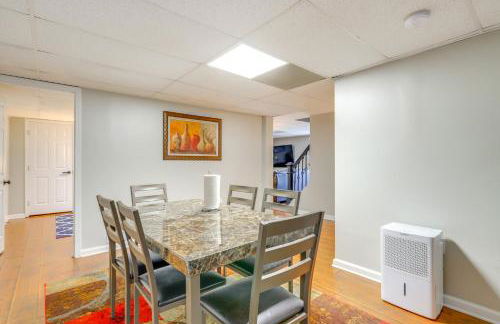 Deck and Game Room Family Home in Stockbridge! - Foto 21