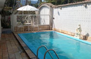 Casa 30 metros da praia com wifi e garagem 6 carros - Photo 1