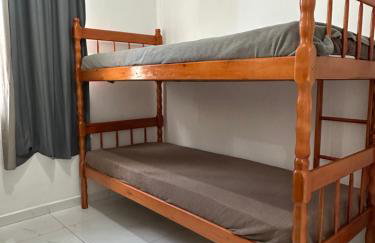 Casa com 2 Quartos, ar condicionado, cozinha e lavanderia completa, até 2 carros - Foto 6