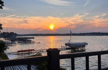 Eagle Lake Paradise! Close to ND! Sunset! Hot Tub! - Foto 9