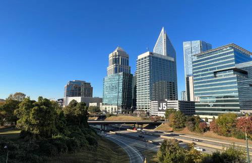 Spacious 2 Bed, 2 Bath Uptown Gem in the Heart of the City-Parking-Wi-Fi-Balcony-Walk to BOA Stadium - Foto 11