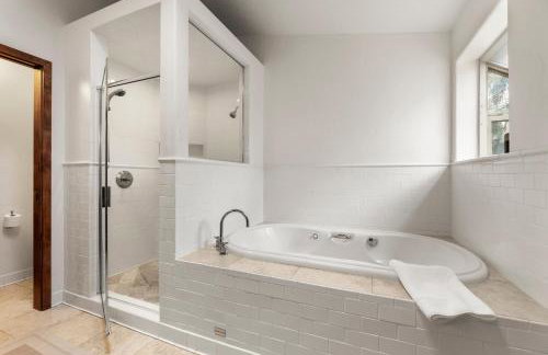 Spacious 5 Bed Retreat, Walk to Lifts and Main - Photo 20