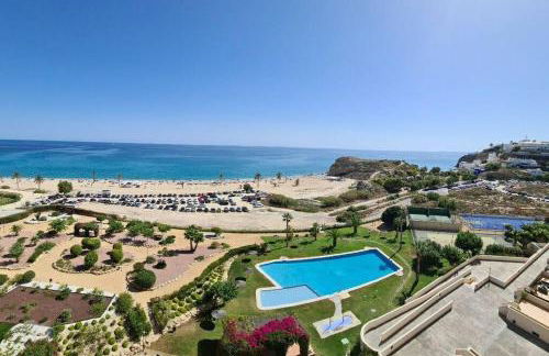 Top-Floor Beachfront Apartment with Parking, Pool, & Spacious Sea-View Balcony - Photo 13