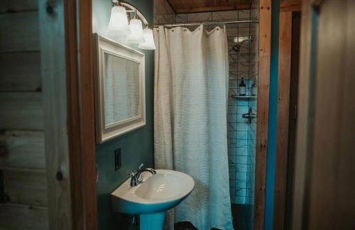 Mountainscape: Peaceful & Skiing - Photo 4