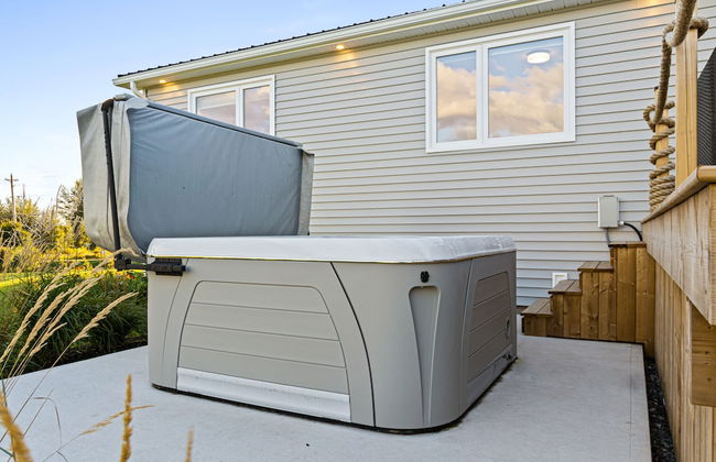 Cozy and Modern Oceanview Cottage With hot Tub - Photo 15