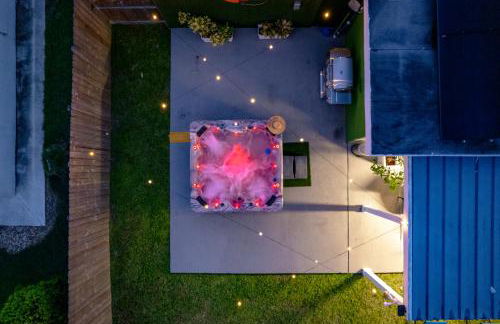 Waterfront Oasis Escape with 7 Seats Hot Tub! - Foto 46