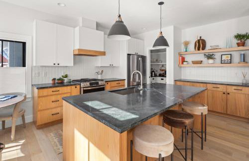 New & Modern Townhouse Close to Skiing, Brand New Hot Tub - Photo 18