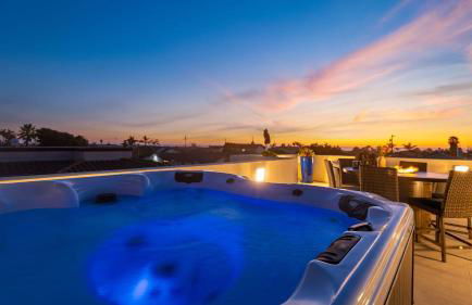 Sunset Serenity by Avantstay Rooftop w/ Hot Tub & Fire Pit, 3 Blocks to Beach! - Foto 2