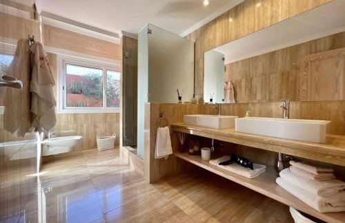 Villa Amorio a spacious modern getaway with a private heated pool & Sea Views - Foto 43