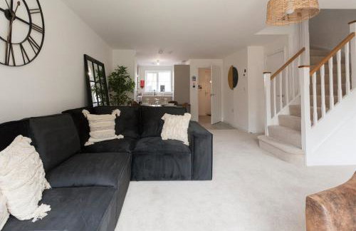 Runcorn Spacious Modern 3 bedroom House, 4 beds, On site Parking, Long stay deals - Foto 13