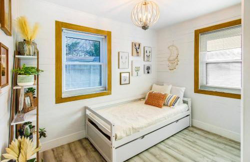 Private Heated Pool Oasis Pet-Friendly Retreat Short or long Stays Sleeps 2-8 Ppl - Photo 12