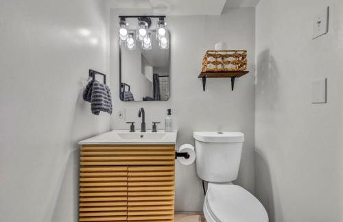 NEW! Modern Retreat Near CLE-Game Room-Renovated - Foto 17