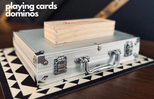 Getaway Villa- 3 mins to Mohegan- Fully Stocked with Two Full Beds & Fireplace- Jacuzzi, Saltwater Pools, Sauna - Foto 18