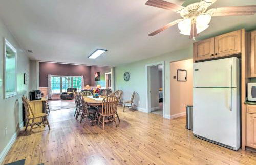 Secluded Brownsville Cabin with Deck and Fire Pit - Foto 11