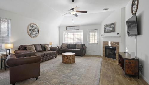 IAH Place: 4 bed, patio-sleeps 8+ - Foto 3