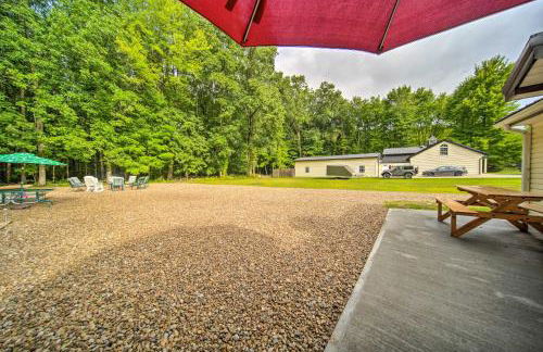 Jamestown Retreat with Hot Tub - Walk to Lake! - Foto 17