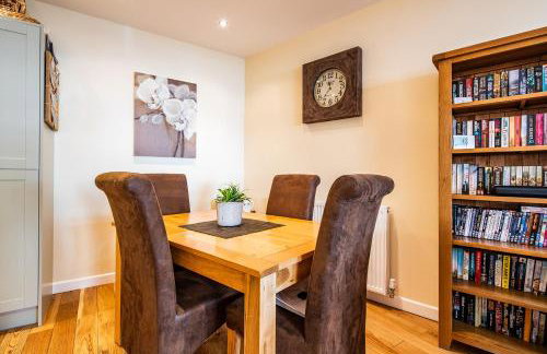 Buxton centre cosy cottage with free secure parking - Foto 8