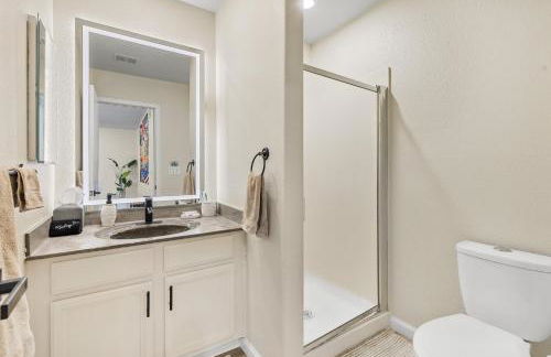 Sparkling Saltwater Pool - Spa - Firepit - WiFi - 4BR 3BA - Near Top Golf Courses - Foto 41