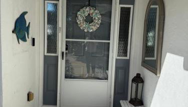 Walk to waves Beautiful 3-Bedroom with pool steps from beach - Foto 3