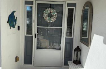 Walk to waves Beautiful 3-Bedroom with pool steps from beach - Foto 3