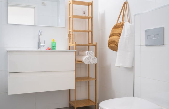 Vibrant Seaside Stay with Balcony by Sea N' Rent - Foto 27