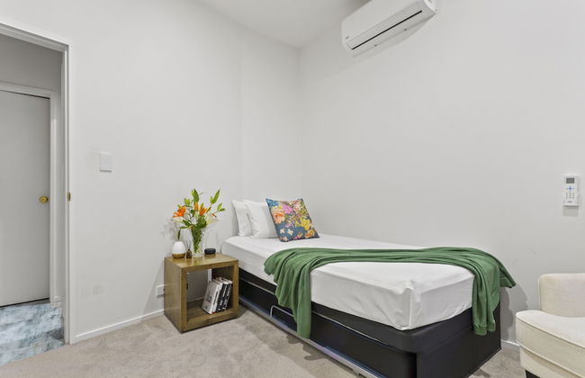 High-end Modern Villa Spa Pool & Views - Photo 12