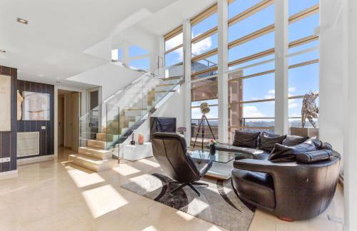 Penthouse Duplex with Epic Views - Photo 2