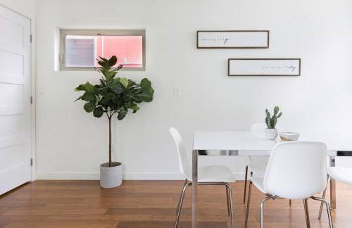 Urban Architectural Retreat with Rooftop Deck & Fi - Foto 32