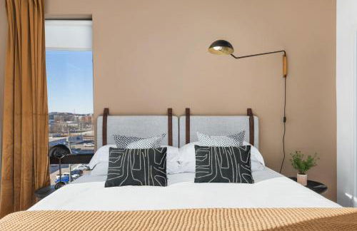 Penthouse Condo on River with Garage and Patio, Walk Downtown - Foto 17