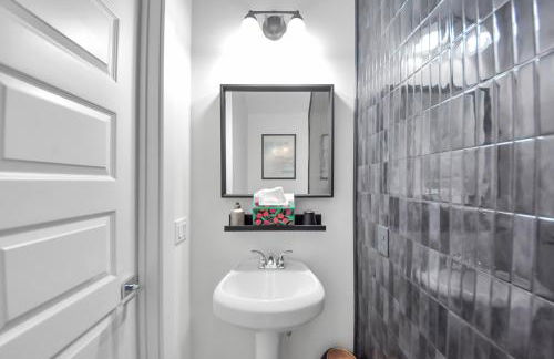 Stylish & Spacious 3BR Gem With Hot tub Near Downtown - Foto 43