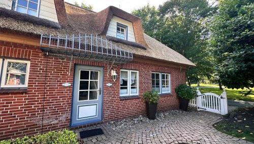 Sky & Sand Homes Wattläufer I Nordsee-Auszeit im Reetdachanwesen mit Parkgarten - Foto 4, Garden, Garden view