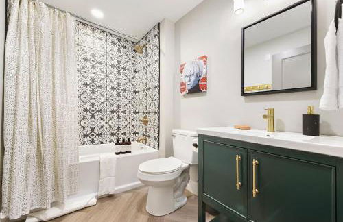 HostWise Stays - King Bed - Free Street Parking - Walkable Location - Foto 12