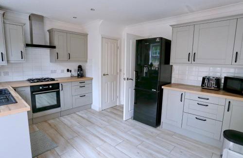 3Bed Manchester Home · Parking · Near AO Arena - Pass the Keys - Photo 15